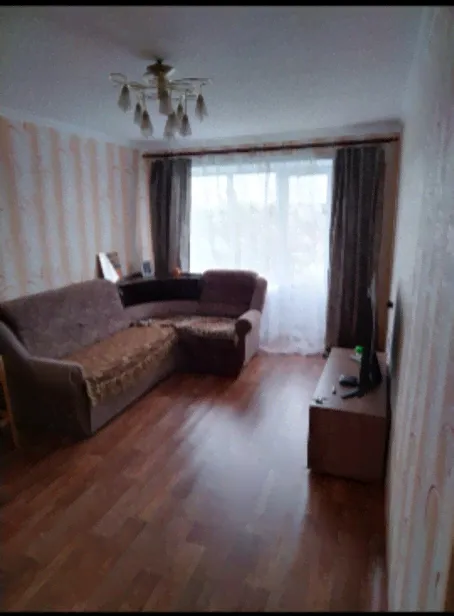 Продам трехкомнатную вторичку 60.0 м² этаж 5/5 район Трубчевский поселок городского типа Белая Березка улица Ленина 19-2