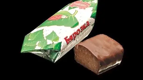 Шоколадные конфеты "Березка" и шоколадный батончик.