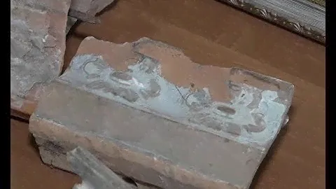 Старинные изразцы обнаружены при разборе здания на улице Советской
